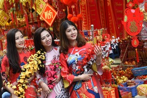 Hàng Mã lung linh khoe hàng Tết, thiếu nữ má hồng chụp dáng xuân