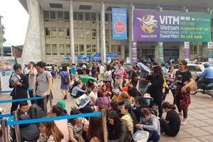 Dân Thủ đô nhịn ăn xếp hàng săn vé máy bay giá rẻ