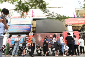 Xếp hàng từ 6h sáng làm trợ cấp bảo hiểm thất nghiệp