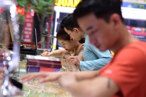 Giá vàng lập đỉnh 50 triệu đồng/lượng, người dân xếp hàng mua bán