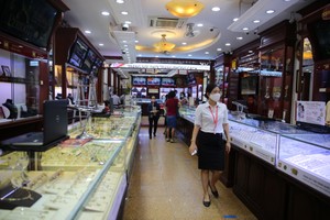 Hàng vàng vắng vẻ ngày giá vàng đảo chiều liên tục