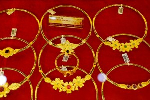 Giá vàng hôm nay ngày 3/1: Vàng trong nước trái chiều nhau