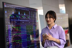 Giao dịch chứng khoán sáng 30/5: Thị trường điều chỉnh nhẹ, cổ phiếu chứng khoán khởi sắc
