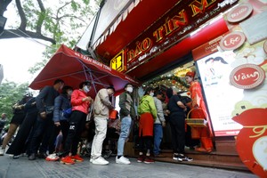 Chen chân xếp hàng mua vàng sau Tết