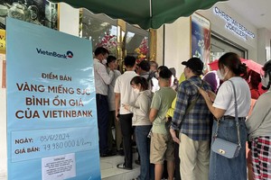 Người dân xếp hàng mua vàng trong ngày đầu 4 ngân hàng thương mại nhà nước bán vàng bình ổn