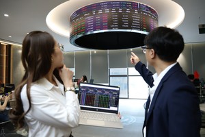 Phiên giao dịch sáng 27/8: VCB bất ngờ được kéo tăng trần, thay thế VIC giữ sóng thị trường 