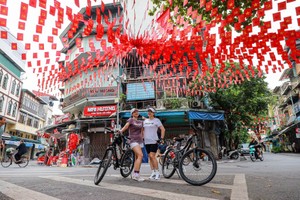 Phố phường Hà Nội rực rỡ sắc đỏ mừng đại lễ 80 năm Quốc Khánh 2/9