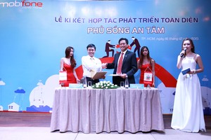Ông Lê Văn Thành, Tổng giám đốc Bảo Minh và ông Đặng Hồng Kỳ, Giám đốc MobiFone KV2, đại diện MobiFone ký bản thỏa thuận hợp tác phát triển toàn diện 