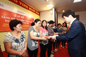 Năm 2017, Hanwha Life Việt Nam sẽ tặng hơn 9.500 thẻ bảo hiểm cho người nghèo