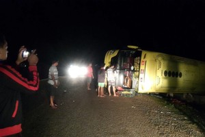PTI giám định tại chỗ xe khách bị lật trong đêm tại Lào