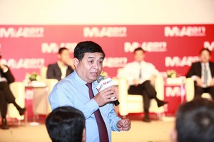 Bộ trưởng Bộ Kế hoạch và Đầu tư Nguyễn Chí Dũng trả lời nhà đầu tư tại Diễn đàn M&A 2017 - Ảnh: Lê Toàn