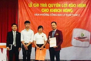 Hanwha Life Việt Nam chi trả quyền lợi bảo hiểm 250 triệu đồng cho khách hàng ở Kon Tum