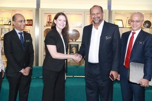 Bà Natalie Black (thứ ba từ trái qua), Cao ủy thương mại Vương Quốc Anh phụ trách khu vực Châu Á - Thái Bình Dương