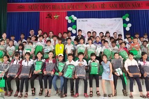 Nhân viên Manulife hỗ trợ trẻ em có hoàn cảnh khó khăn