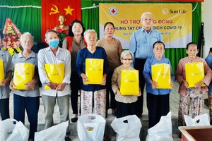 Sun Life Việt Nam trao quà cho  2.000 hộ  gia đình bị ảnh hưởng bởi Covid-19