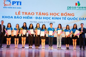 PTI trao học bổng cho sinh viên Đại học Kinh tế quốc dân