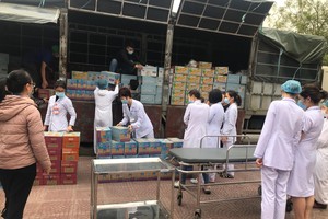 Sữa Cô Gái Hà Lan và Yomost trao tặng quà cho các y bác sĩ tuyến đầu tại Quảng Ninh