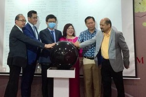 Bà Trần Thị Hải Yến, Giám đốc IPCS (thứ ba từ phải qua) và các đối tác công bố trang thông tin điện tử