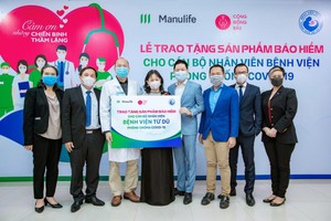 Manulife Việt Nam cùng Cộng Đồng Bầu tặng bảo hiểm cho đội ngũ bác sĩ tại các bệnh viện phụ sản