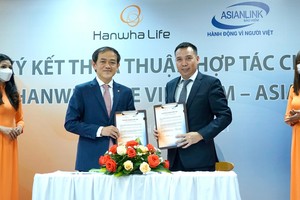 Ông Đào Duy Ninh, Phó tổng giám đốc Phát triển Chiến lược và Kênh phân phối của Hanwha Life Việt Nam và ông Trần Sỹ Khuê, Chủ tịch Hội đồng quản trị - Tổng giám đốc Công ty cổ phần ASIANLINK thỏa thuận ký kết hợp tác
