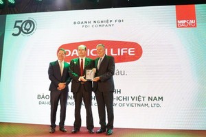 Ông Seigo Fujimaru - Phó tổng giám đốc Điều hành Dai-ichi Life Việt Nam, nhận giải thưởng “Top 50 Doanh nghiệp Phát triển Bền vững 2022”