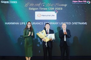 Đại diện Hanwha Life Việt Nam nhận giải thưởng Saigon Times CSR 2023 – Doanh nghiệp vì cộng đồng