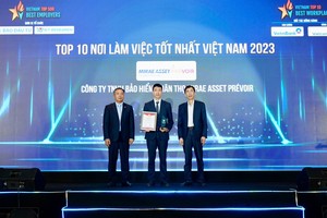 Chủ tịch kiêm Tổng giám đốc Mirae Asset Prévoir ông Ko Young Wan (đứng giữa) trong lễ trao giải Top 10 nơi làm việc tốt nhất năm 2023