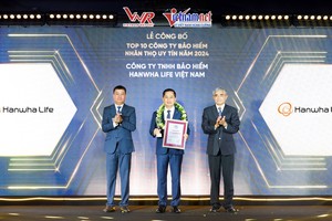 Đại diện Hanwha Life Việt Nam nhận cúp và chứng nhận tại lễ công bố