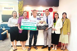 Đại diện gia đình của khách hàng nhận số tiền chi trả quyền lợi bảo hiểm từ Manulife Việt Nam và Techcombank