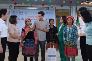 Người dân xã Trung Minh (huyện Yên Sơn, tỉnh Tuyên Quang) được đoàn công tác trao quà, hỗ trợ cuộc sống hậu thiên tai