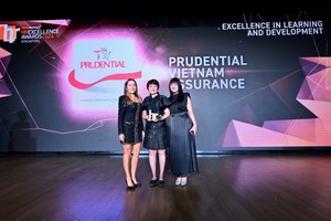 (Ở giữa) Bà Bùi Thị Thanh Thúy - Phó Tổng giám đốc Nhân sự Prudential Việt Nam nhận giải thưởng Excellence in Learning & Development tại HR Excellence Award 2024 ở Singapore