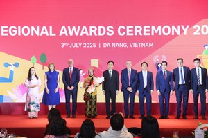 Ban lãnh đạo Tập đoàn AIA và AIA Việt Nam vinh danh Trường UPTD SD Negeri Papela (Indonesia)