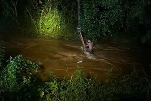 Rạng sáng ngày 27/8/2025, đội cứu hộ của PTI ngay lập tức có mặt tại hiện trường để trục vớt một xe ô tô bị lũ cuốn trôi tại Yên Bái.