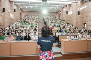 Khách hàng kỳ vọng tư vấn viên bảo hiểm hiểu biết về sức khỏe cộng đồng để tư vấn và hỗ trợ hiệu quả hơn. Ảnh: Thu Hằng
