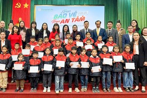 Hanwha Life Việt Nam tặng áo ấm và học bổng cho các em học sinh tiểu học tại Sơn La (Tháng 12/2025)