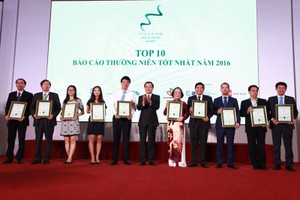 Ông Trần Đắc Sinh, Chủ tịch HOSE trao giải cho Top 10 doanh nghiệp có BCTN tốt nhất 2016