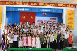 Các đại biểu tại lễ tổng kết và bàn giao Chương trình Hỗ trợ Phát triển huyện Cầu Ngang