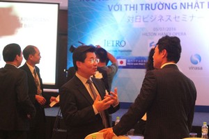 Cục trưởng Cục Đầu tư nước ngoài Đỗ Nhất Hoàng trao đổi với các nhà đầu tư