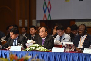 Thủ tướng Nguyễn Xuân Phúc (giữa) dự Diễn đàn Doanh nghiệp Việt Nam thường niên 2016