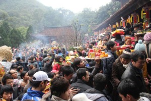 Bộ Công thương quyết định hạ bậc lương cán bộ đi lễ chùa trong giờ hành chính