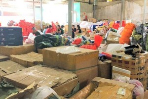 Đột kích điểm nóng tại TP. HCM, phố cổ Hà Nội bắt giữ nhiều hàng giả hàng nhái lên đến hàng tỷ đồng