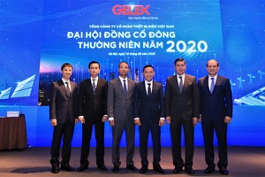 Ông Nguyễn Hoa Cương, tân Chủ tịch HĐQT GELEX (đứng thứ 2 từ phải sang)