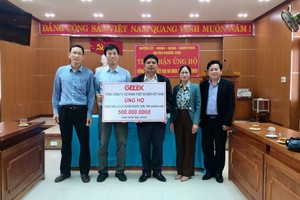 Đại diện GELEX trao số tiền ủng hộ đồng bào lũ lụt, sạt lở huyện Phước Sơn, tỉnh Quảng Nam