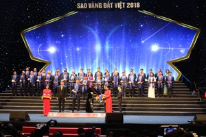 Ông Lê văn Cường – Phó chủ tịch Hội đồng Quản trị kiêm Phó tổng giám đốc nhận giải