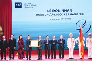 Thủ tướng Chính phủ Nguyễn Xuân Phúc trao tặng Huân chương Độc lập Hạng Nhì cho UBCK