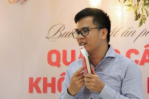 Ông Hồ Công Hoài Phương trong một buổi giới thiệu cuốn sách "Quảng cáo không nói láo"