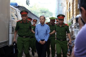 Cựu Phó chủ tịch UBND TP.HCM Nguyễn Hữu Tín ra tòa phiên xét xử tháng 12/2019 vì giao không đấu giá 5.000 m2 tại số 15 Thi Sách, quận 1 cho Vũ "nhôm”. Ảnh: Lê Toàn