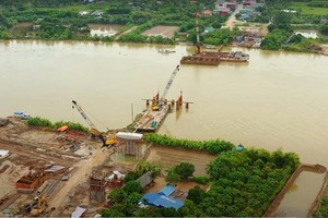 Toàn cảnh thi công công trình cầu Quang Thanh kết nối huyện An Lão với huyện Thanh Hà, tỉnh Hải Dương. Ảnh: Hồng Phong.