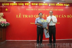 Ông Nguyễn Hồ Hải, Trưởng Ban Tổ chức Thành ủy TP.HCM trao quyết định điều động cho ông Diệp Dũng về làm việc tại HFIC (Ảnh: ThanhuyTP.HCM).
