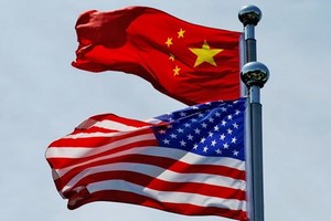 Cờ Hoa Kỳ và Trung Quốc gần Bến Thượng Hải, Trung Quốc. (Nguồn: Reuters)